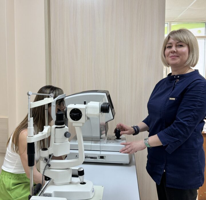 Специалист у прибора для компьютерной диагностики зрения — оптика «Вижу-Вижу», Омск